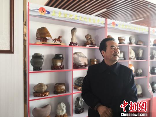 图为博物馆馆长边正学介绍他收藏的石头。　杨娜 摄