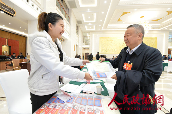 3月1日，来自全国的政协委员陆续抵达北京，出席全国政协十三届二次会议。图为 冀永强委员一到驻地就受到工作人员的热情接待。本报记者 贾宁 摄_副本