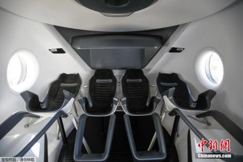 2018年8月，美国加州霍索恩，SpaceX展示的龙飞船模拟器内部。