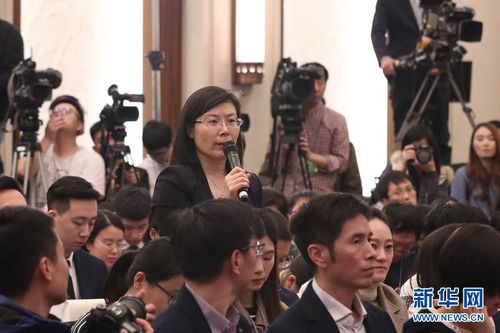 图为澳门日报记者提问。新华网 中国政府网 马娟 摄
