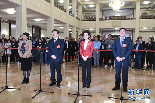 3月3日，中国人民政治协商会议第十三届全国委员会第二次会议在北京人民大会堂开幕。这是全国政协委员王宁利、海霞、张云勇、余留芬（从右至左）在“委员通道”接受采访。 新华社记者 陈晔华 摄