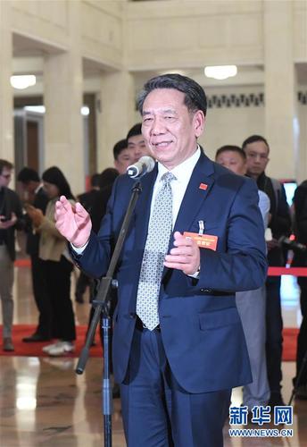 3月3日，中国人民政治协商会议第十三届全国委员会第二次会议在北京人民大会堂开幕。这是全国政协委员吴伟仁在“委员通道”接受采访。 新华社记者 陈晔华 摄