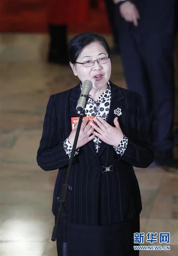 3月3日，中国人民政治协商会议第十三届全国委员会第二次会议在北京人民大会堂开幕。这是全国政协委员宋纪蓉在“委员通道”接受采访。 新华社记者 沈伯韩 摄