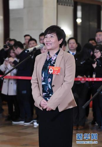 3月3日，中国人民政治协商会议第十三届全国委员会第二次会议在北京人民大会堂开幕。这是全国政协委员余留芬在“委员通道”接受采访。 新华社记者 陈晔华 摄