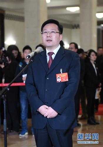 3月3日，中国人民政治协商会议第十三届全国委员会第二次会议在北京人民大会堂开幕。这是全国政协委员张云勇在“委员通道”接受采访。 新华社记者 陈晔华 摄