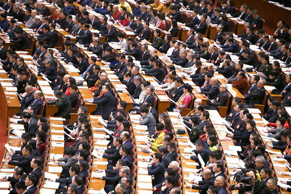 全国政协十三届二次会议3月3日下午3时在北京人民大会堂开幕。开幕会上，2000多名全国政协委员将听取和审议政协全国委员会常务委员会工作报告和政协全国委员会常务委员会关于政协十三届一次会议以来提案工作情况的报告。本报记者  田福良 摄