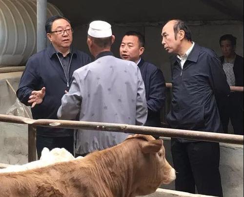 2018年5月底，王会生来到甘肃定西市安定区调研，与当地村民交流