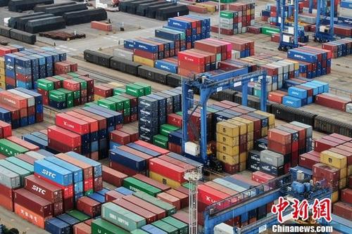 图为航拍江苏连云港一处集装箱货运码头。(资料图片)<a target='_blank' href='http://www.chinanews.com/'>中新社</a>记者 泱波 摄