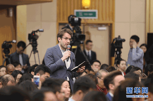 图为彭博新闻社记者提问。新华网 中国政府网 刘厦 摄