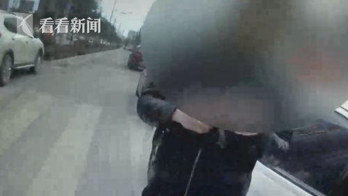 男子为方便进出小区车库 挂两块车牌致驾照被吊销