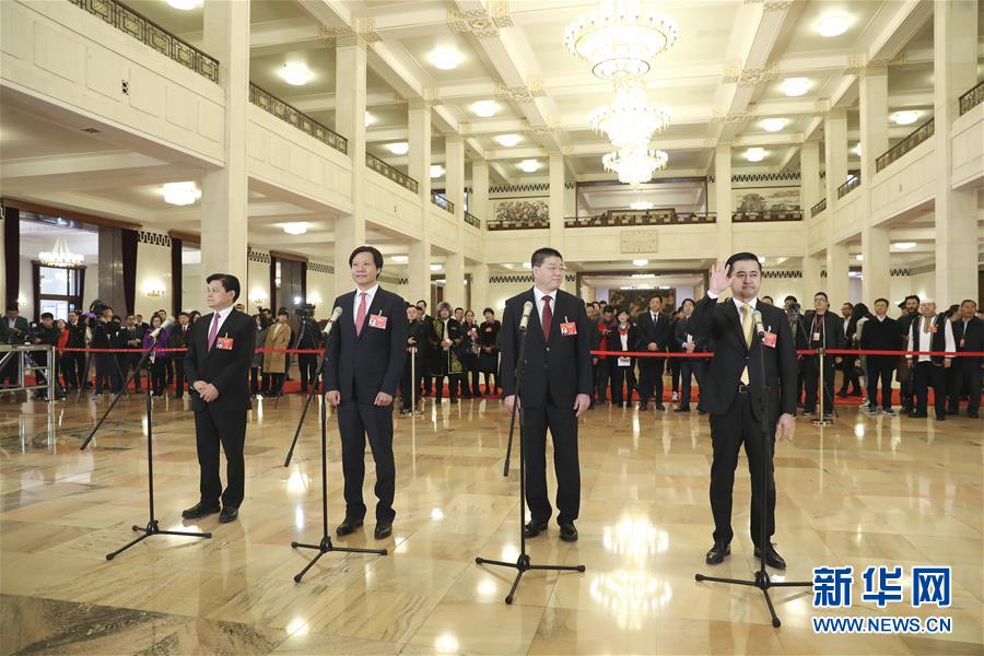 3月15日，十三届全国人大二次会议在北京人民大会堂举行闭幕会。这是全国人大代表崔根良、雷军、汤亮、丁世忠（从左至右）在“代表通道”接受采访。 新华社记者殷刚摄