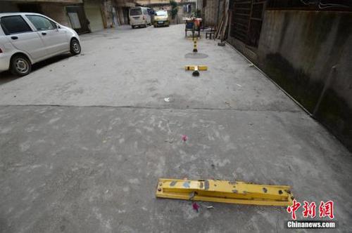 资料图：某小区通道上演抢占停车位大战。<a target='_blank' href='http://www.chinanews.com/'>中新社</a>发 胡杨 摄 图片来源：CNSPHOTO