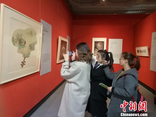南北游客们驻足欣赏。　刘锡菊 摄