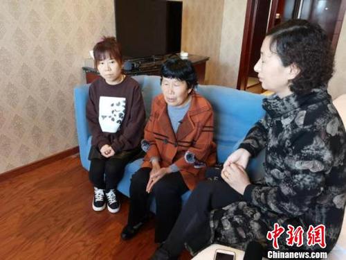 失散30年母女终相认。　常警 摄
