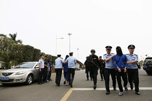 海南运霸团伙盘踞火车站 出租车拉客需交人头费
