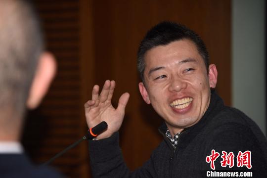 菊地大树在讲座上与听众互动交流。　孙自法 摄