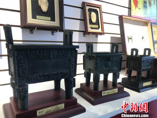 如今各种后母戊鼎文创产品已成安阳礼物走向市场。　韩章云 摄