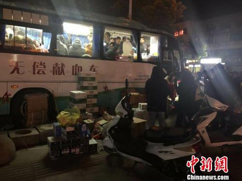 深夜，仍有大批民众排着长队献血。　谷华 摄