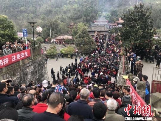 踩桥会现场。　杨勇 摄