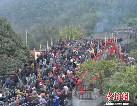现场有安保人员组成的隔墙和护墙。　杨勇 摄