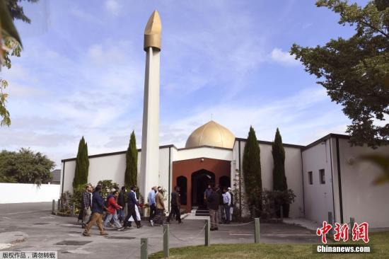 当地时间2019年3月23日，新西兰克赖斯特彻奇，努尔(Al Noor)清真寺重新开放。当地时间22日下午，新西兰克赖斯特彻奇举行了全国默哀仪式，哀悼克赖斯特彻奇枪击事件中的罹难者，新西兰总理阿德恩和上万名新西兰民众参加了默哀仪式。22日下午和晚间，新西兰全国还将举行多场悼念仪式，缅怀枪击事件遇难者。本月15日，克赖斯特彻奇市两座清真寺发生严重枪击事件，造成50人死亡、50人受伤。