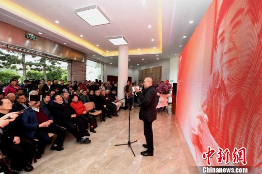 “思入风云笔翻江海——丁仃书画艺术回顾展”在福州的福建省画院开幕。图为中国文联副主席、中国美术家协会副主席、中国美术学院院长许江出席开幕式并致辞。　记者刘可耕 摄