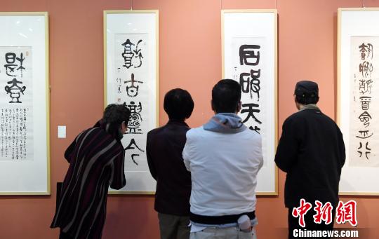 “思入风云笔翻江海——丁仃书画艺术回顾展”在福州的福建省画院开幕，吸引观众前来观展。　记者刘可耕 摄