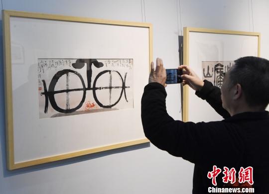 “思入风云笔翻江海——丁仃书画艺术回顾展”在福州的福建省画院开幕吸睛。　记者刘可耕 摄