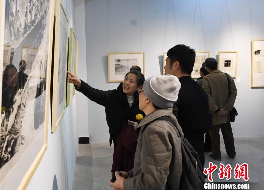 “思入风云笔翻江海——丁仃书画艺术回顾展”在福州的福建省画院开幕，吸引观众的眼球。　记者刘可耕 摄