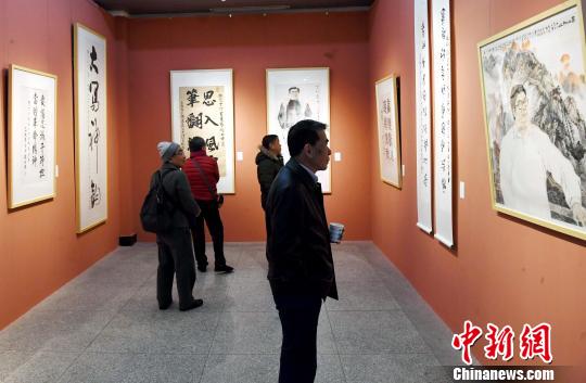 “思入风云笔翻江海——丁仃书画艺术回顾展”在福州的福建省画院开幕，吸引观众的眼球。　记者刘可耕 摄