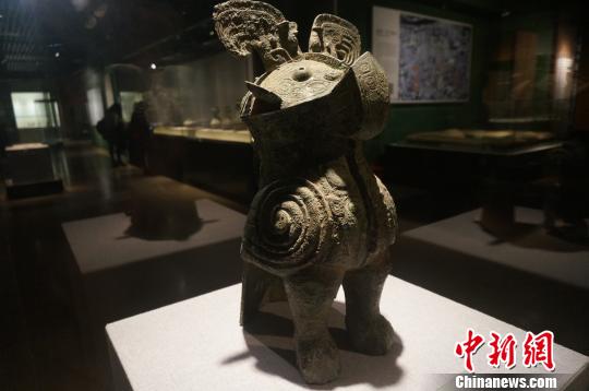 图为河南安阳妇好墓出土的妇好鴞尊。(资料图) 韩章云 摄