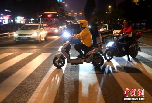　资料图：外卖员安兴在送餐的路上。<a target='_blank' href='http://www.chinanews.com/'>中新社</a>记者 吕明 摄