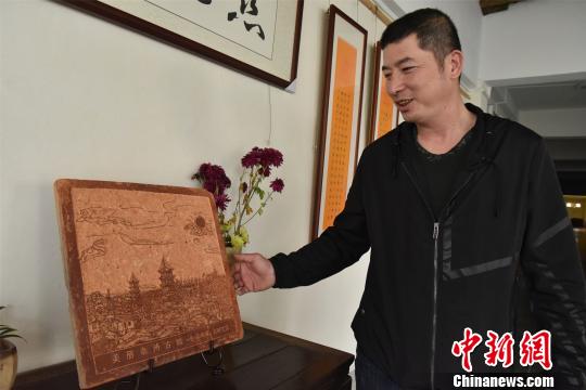 如今，吴育琳的砖雕作品题材愈加丰富，雕刻技艺也不断进步。　陈龙山 摄
