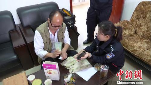 图为动物专家给豹猫宝宝冲泡奶粉。　金平县自然资源公安局供图 摄