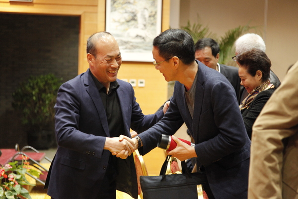 中共东城区委副书记，区政协党组书记、主席宋铁健向参加座谈会的全国政协委员、北京人民艺术剧院演员队队长冯远征表达亲切问候