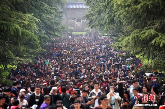 资料图：假日期间，各地景区游客众多。<a target='_blank' href='http://www.chinanews.com/'>中新社</a>记者 泱波 摄