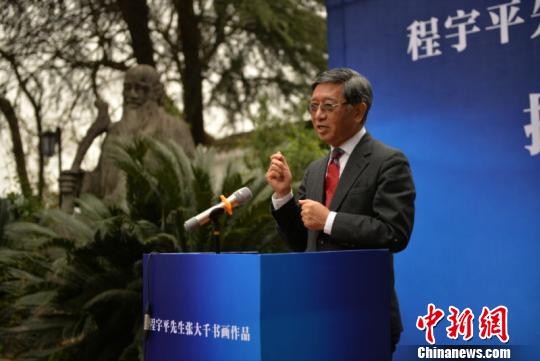 程宇平先生在捐赠仪式上，讲述张大千书画来源。　王斌 摄