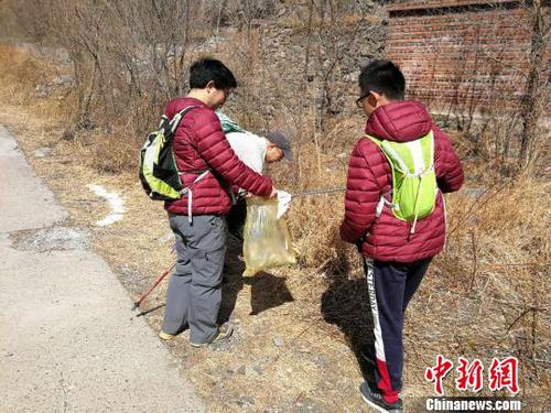 图为活动参与者在拣拾路边的垃圾。招嘉虹/摄 招嘉虹 摄