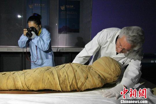 图为“不朽之旅——古埃及人的生命观”特展开箱布展现场，专家正在对文物进行点交。　赵晓 摄