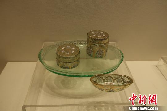 清绿玻璃描金花纹餐具。　韩宏 摄