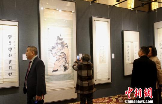 图为民众在参观书画展览。　崔佳明 摄