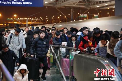 2019年清明小长假，全国铁路预计发送旅客5260万人次。　殷立勤 摄