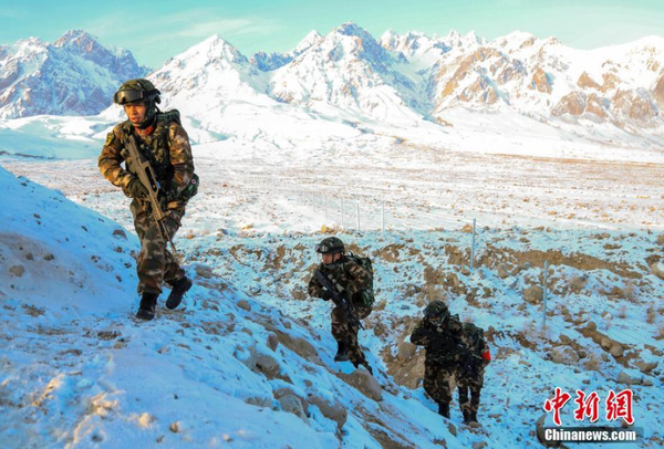 近日，驻守在新疆喀什地区的武警新疆总队某机动支队官兵在高原高寒环境和复杂地域条件下组织开展为期一周的“魔鬼周”极限训练。此次极限训练重点对特战队员体能、技能、心理、意志等内容进行了训练，全面提升了特战队员在高原高寒、复杂环境下的技战术水平。文 图 柯大为 赵富亮
