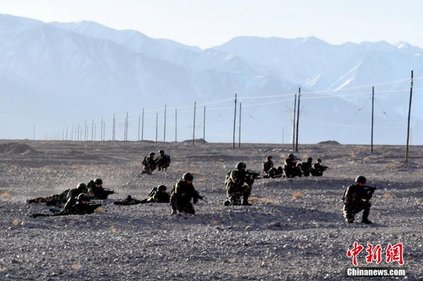 近日，驻守在新疆喀什地区的武警新疆总队某机动支队官兵在高原高寒环境和复杂地域条件下组织开展为期一周的“魔鬼周”极限训练。此次极限训练重点对特战队员体能、技能、心理、意志等内容进行了训练，全面提升了特战队员在高原高寒、复杂环境下的技战术水平。文 图 柯大为 赵富亮
