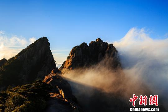 清明三天近七万游客寻春黄山