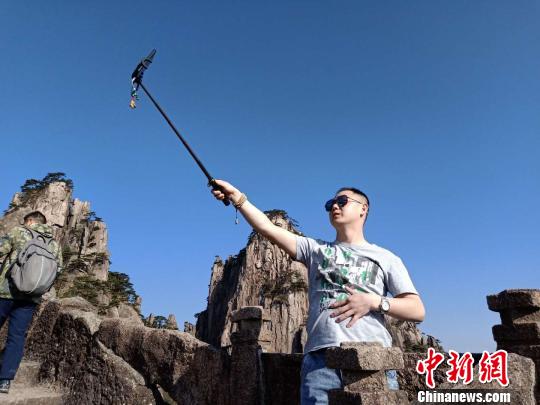 游客自拍留念。　汪新平 摄