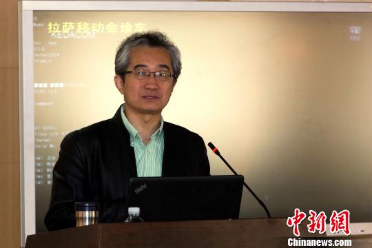 图为专家开展讲座。　贡桑拉姆 摄