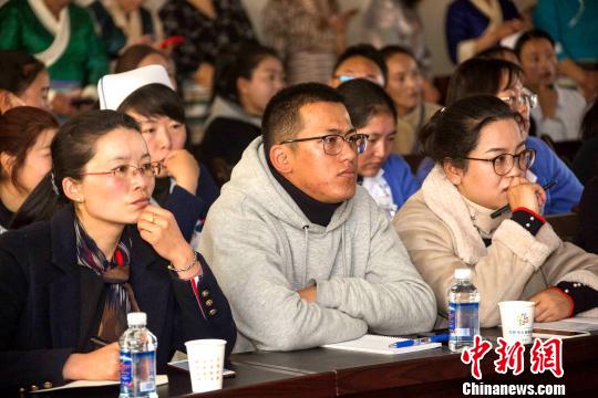 图为医护人员听专家讲座。　贡桑拉姆 摄
