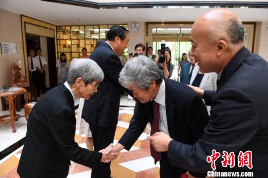 图为2018年8月初，王旭东(右)参加平山郁夫丝绸之路美术馆文物展。　杨艳敏 摄