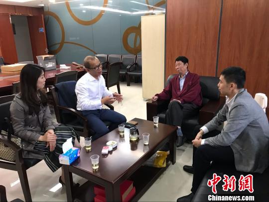 黄国梁与福清文博界人士交流。　郑松波 摄